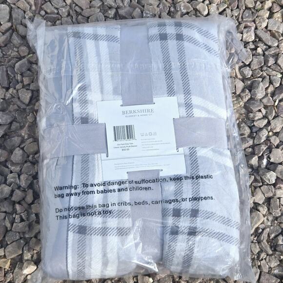 NIP Berkshire Velvety Plush Blanket Grey White Plaid Pattern Twin 60"x 90" Soft - Picture 3 of 4